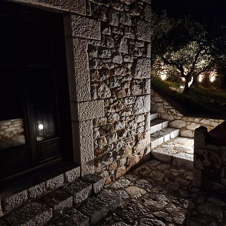 Focalion Castle Luxury Suites Pírgos Dhiroú Exteriör bild