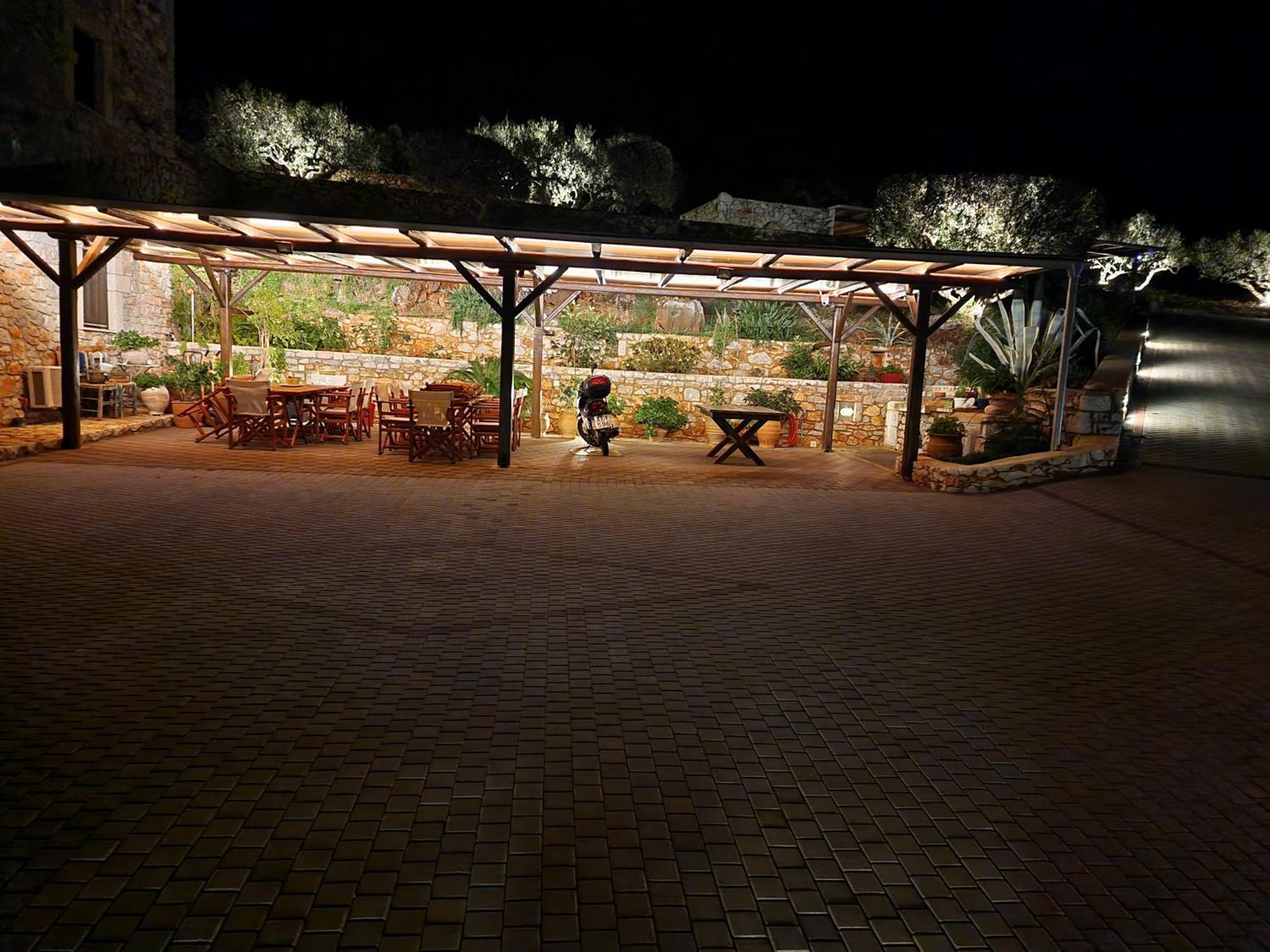 Focalion Castle Luxury Suites Pírgos Dhiroú Exteriör bild