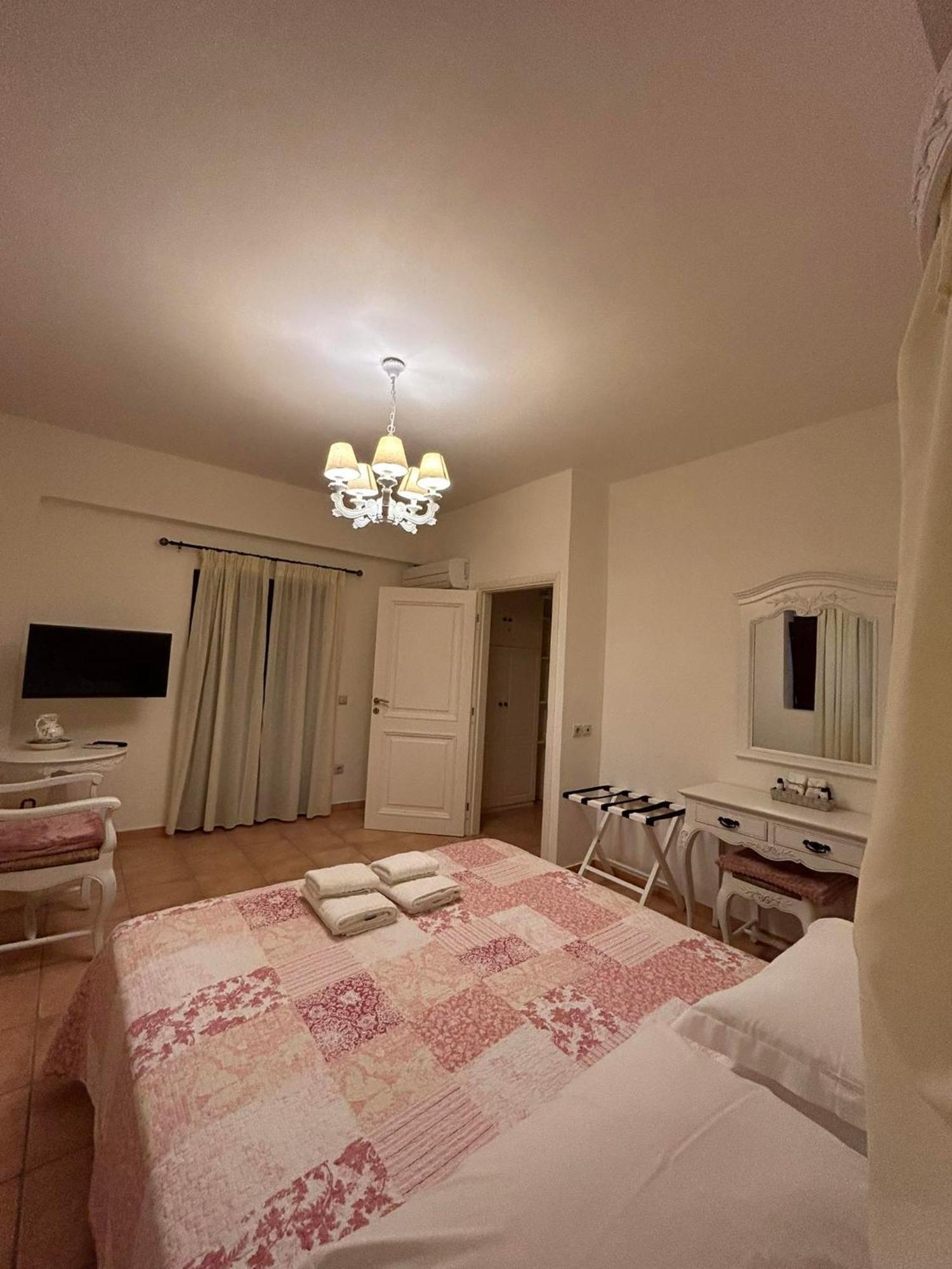 Focalion Castle Luxury Suites Pírgos Dhiroú Exteriör bild