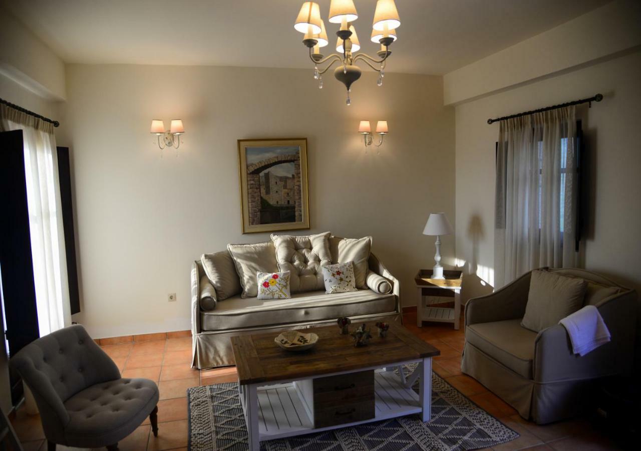 Focalion Castle Luxury Suites Pírgos Dhiroú Exteriör bild