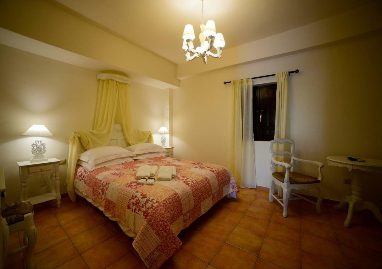 Focalion Castle Luxury Suites Pírgos Dhiroú Exteriör bild