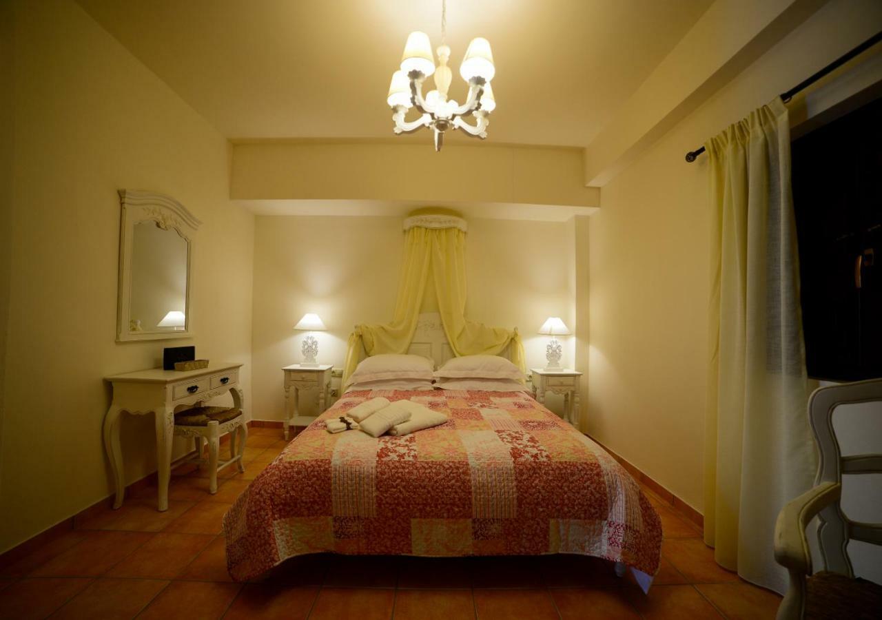 Focalion Castle Luxury Suites Pírgos Dhiroú Exteriör bild