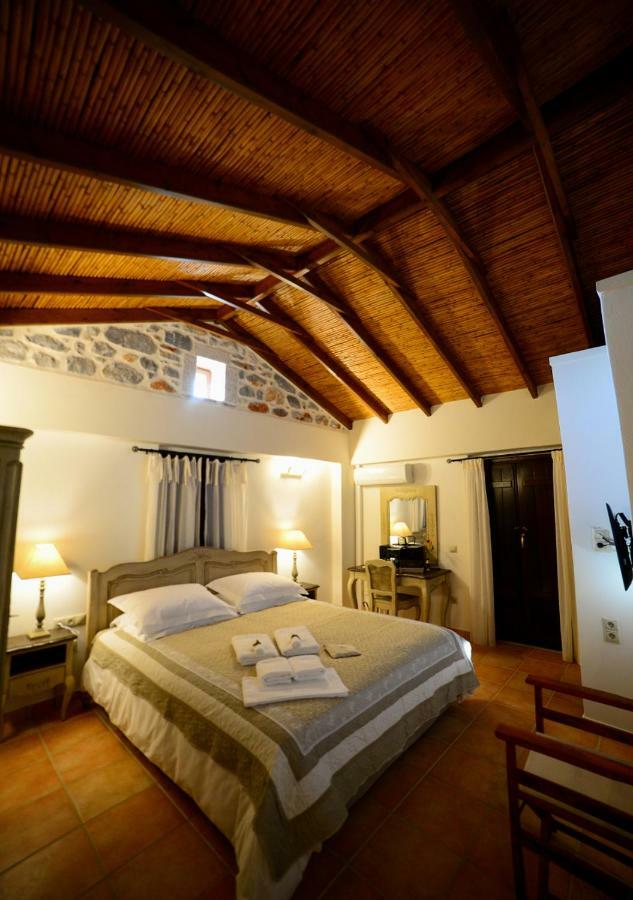 Focalion Castle Luxury Suites Pírgos Dhiroú Exteriör bild