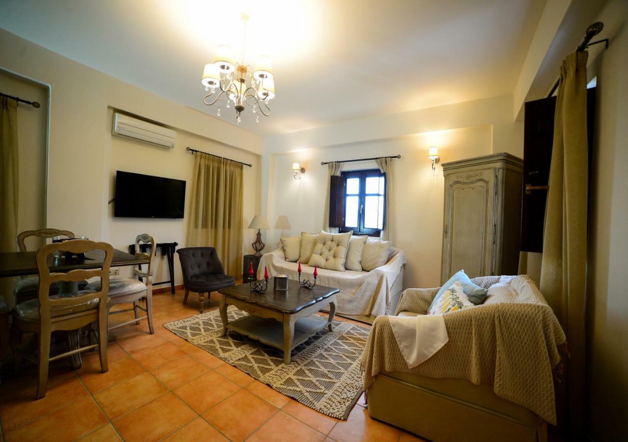 Focalion Castle Luxury Suites Pírgos Dhiroú Exteriör bild