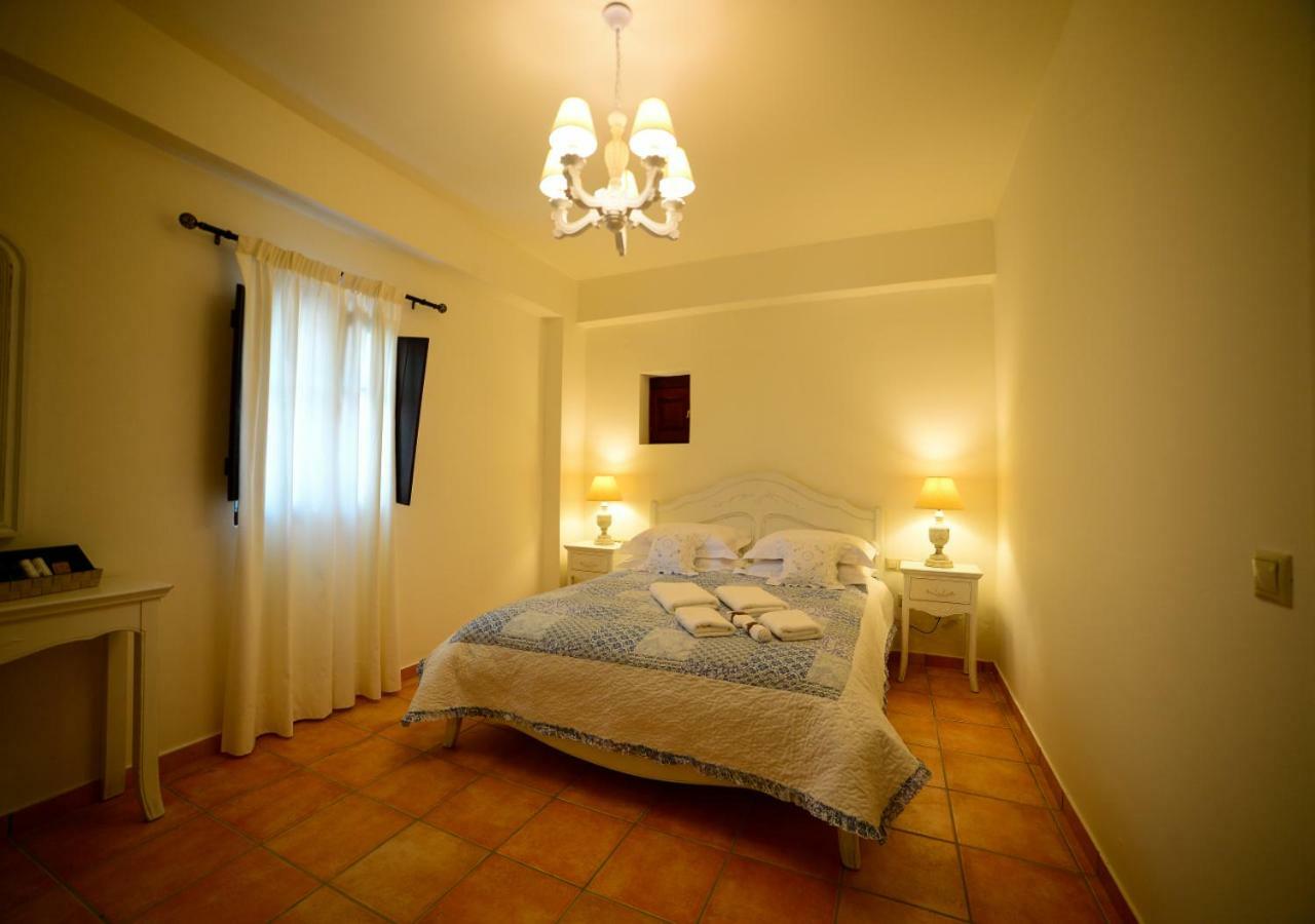 Focalion Castle Luxury Suites Pírgos Dhiroú Exteriör bild