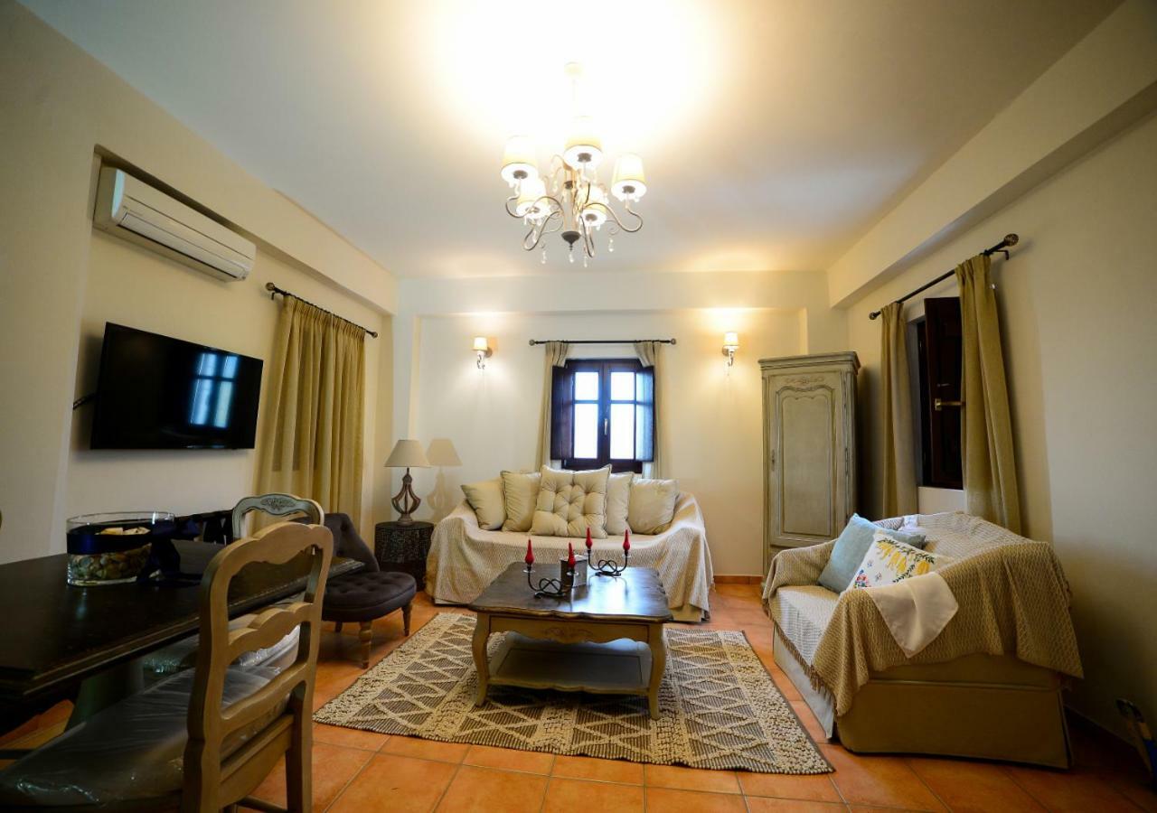 Focalion Castle Luxury Suites Pírgos Dhiroú Exteriör bild